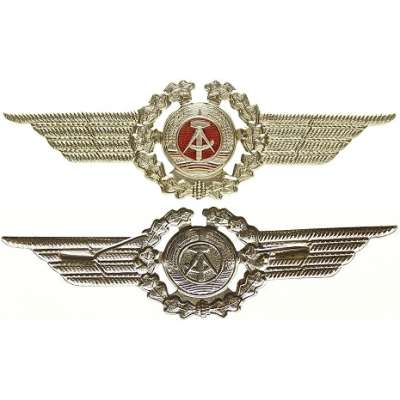 ODZNAK DDR ČEPICOVÝ 107x32mm KOV STŘÍBRNÝ