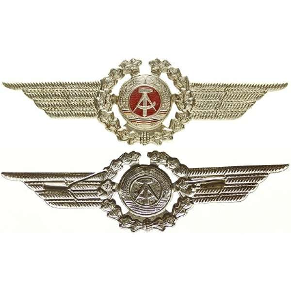 ODZNAK DDR ČEPICOVÝ 107x32mm KOV STŘÍBRNÝ