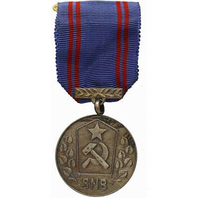 ODZNAK DDR ČEPICOVÝ 68x45mm STŘÍBRNÝ